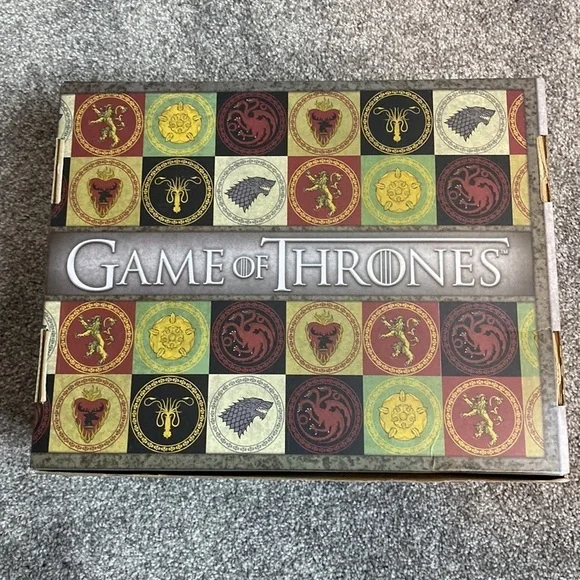 Game of Thrones Blanket & Box Contains-Apron, Banner, Banner Pin, Vinyl Bust NEW - Picture 7 of 13